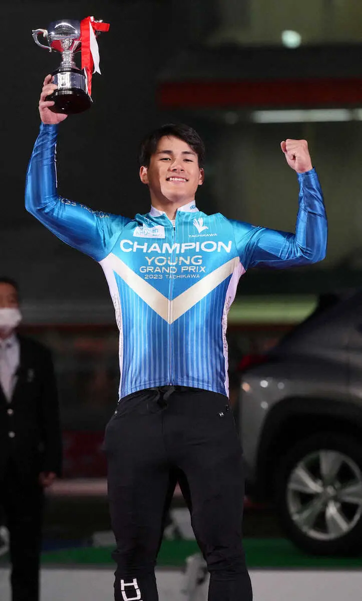 優勝カップを掲げる太田海也（撮影・沢田　明徳）
