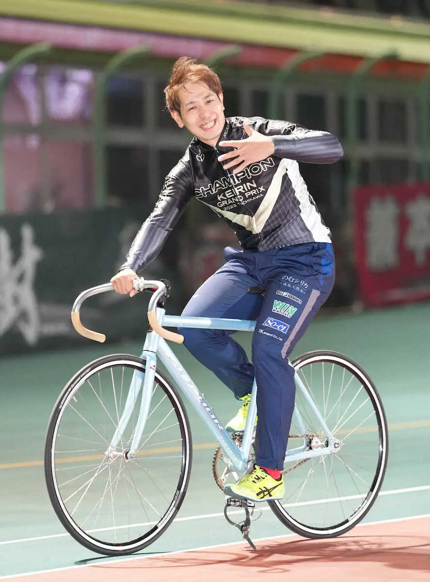 ウイニングランでポーズを決める優勝を果たした松浦（撮影・木村　揚輔）
