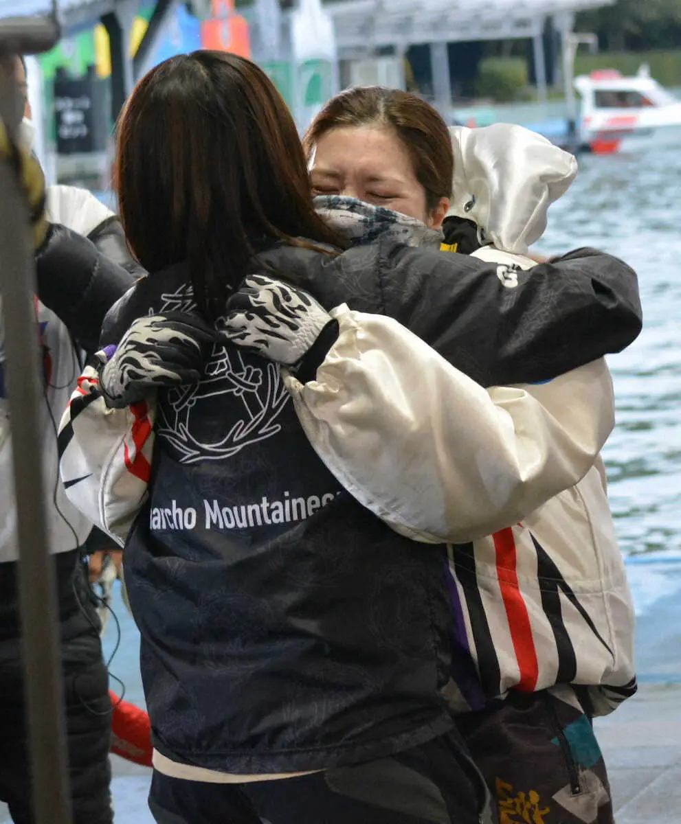 クイーンズクライマックスシリーズ戦を制し、今井美亜（左）と抱き合う西橋奈未