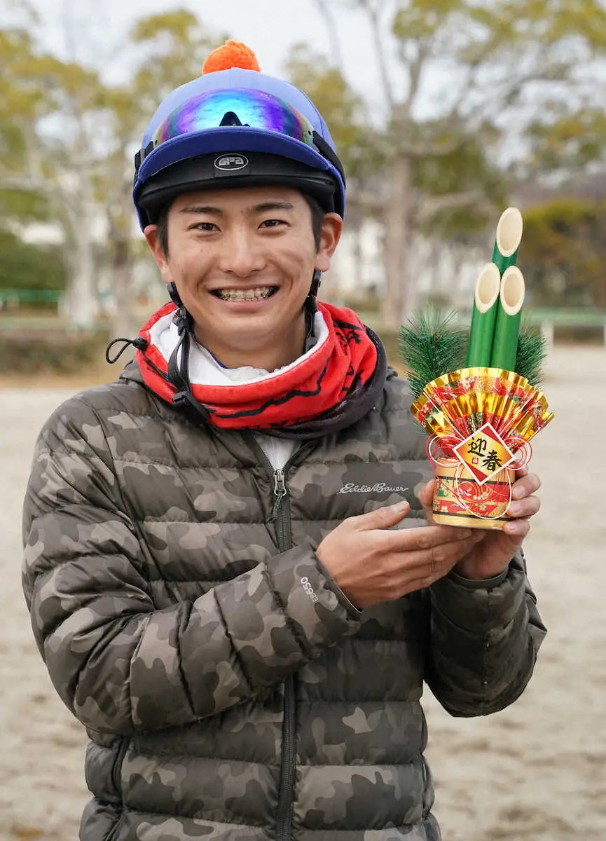 門松を手にポーズを決める年男の原（撮影・郡司　修）