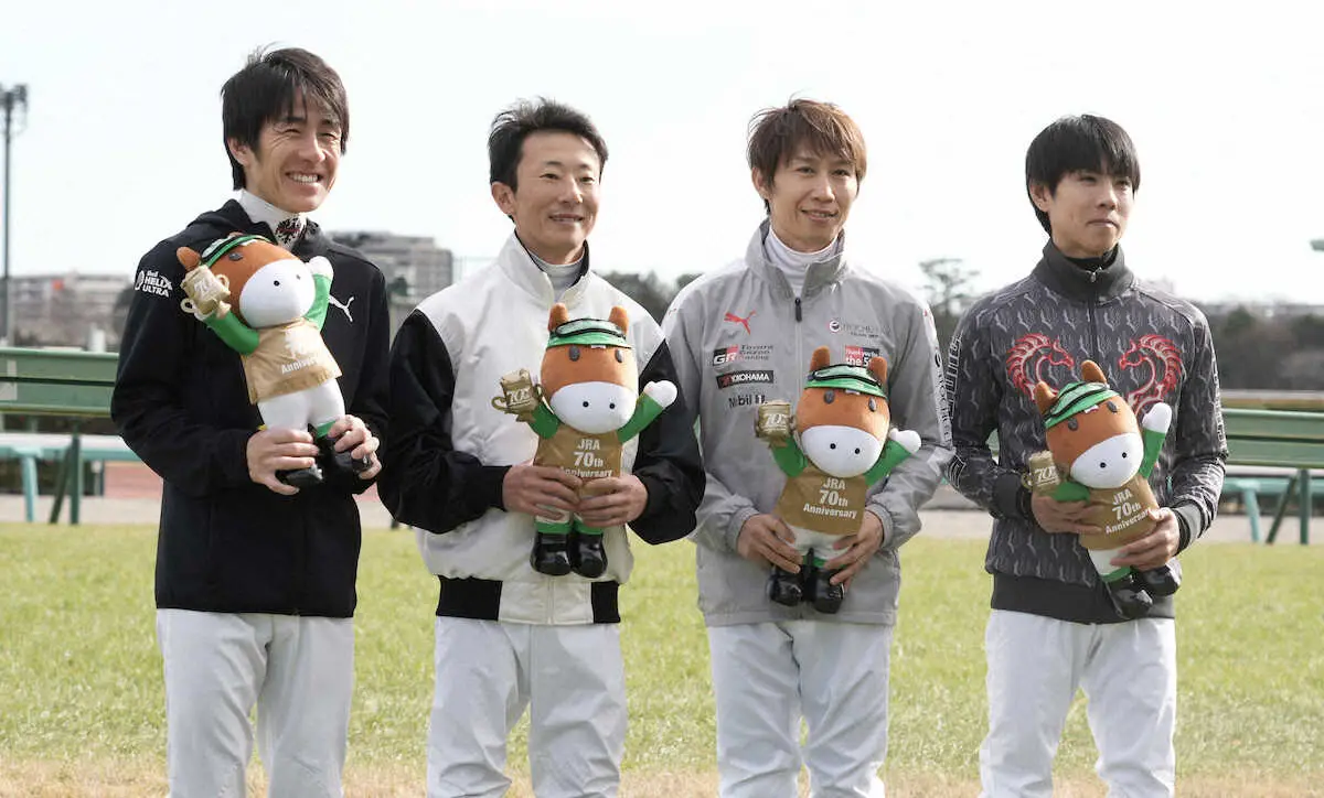 優秀障害騎手賞を受賞した石神（左から2人目）、フェアプレー賞を受賞した田辺（同3人目）、丹内（左端）、北村友