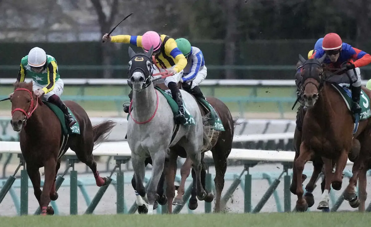 ＜中山11R　フェアリーS＞直線で鋭く抜け出しレースを制したイフェイオン（中央）＝撮影・郡司　修