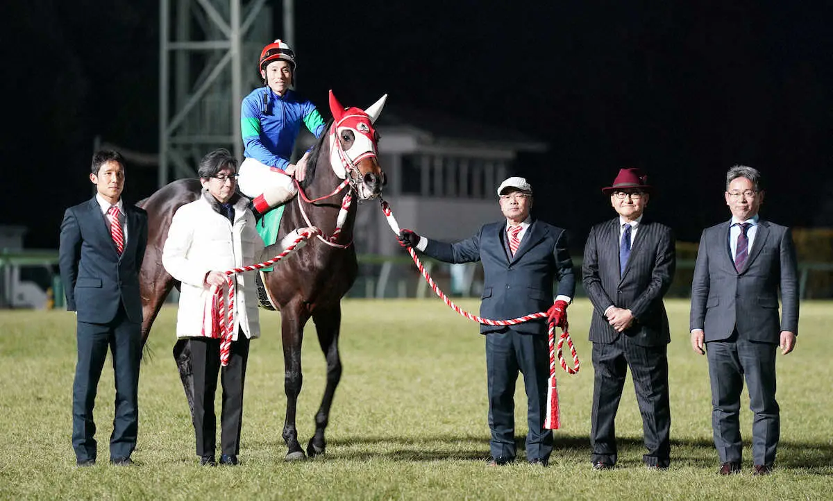 パンサラッサの引退式で記念撮影に納まる関係者（撮影・郡司　修）