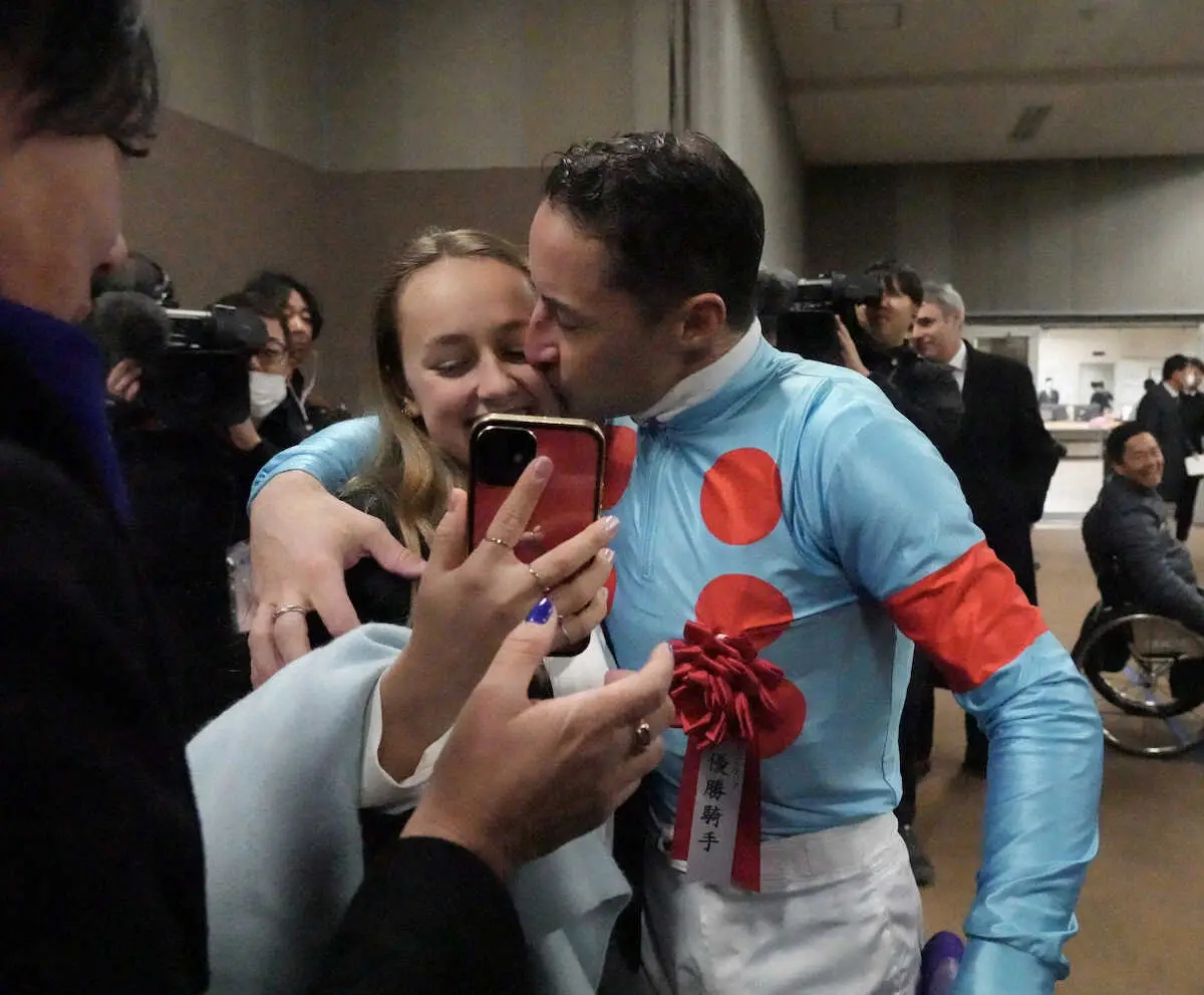 イクイノックスでジャパンカップを制したルメール（右）は長女・アンドレアちゃんの肩を抱いてキス