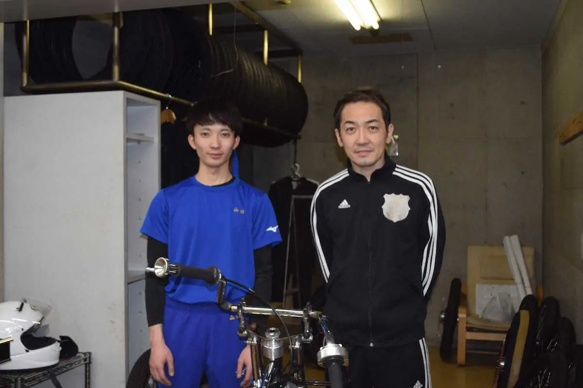 13日の川口5Rを逃げ切ってデビュー初勝利を挙げた山口航太。右は師匠の早船歩