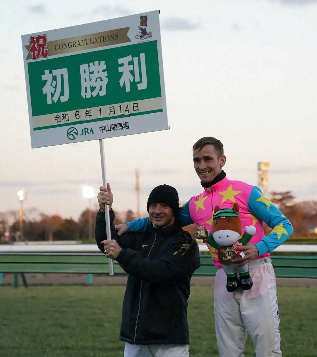 ＜中山12R＞ロゼルでレースを制しJRA初勝利のピーヒュレクはルメール（左）とポーズをとる（撮影・郡司　修）　