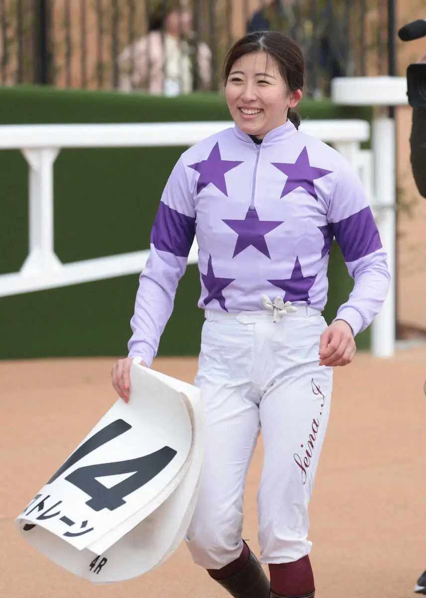 ＜京都4R＞ファストレーンをデビュー勝ちに導き、今年JRA初勝利を挙げた今村（撮影・坂田　高浩）