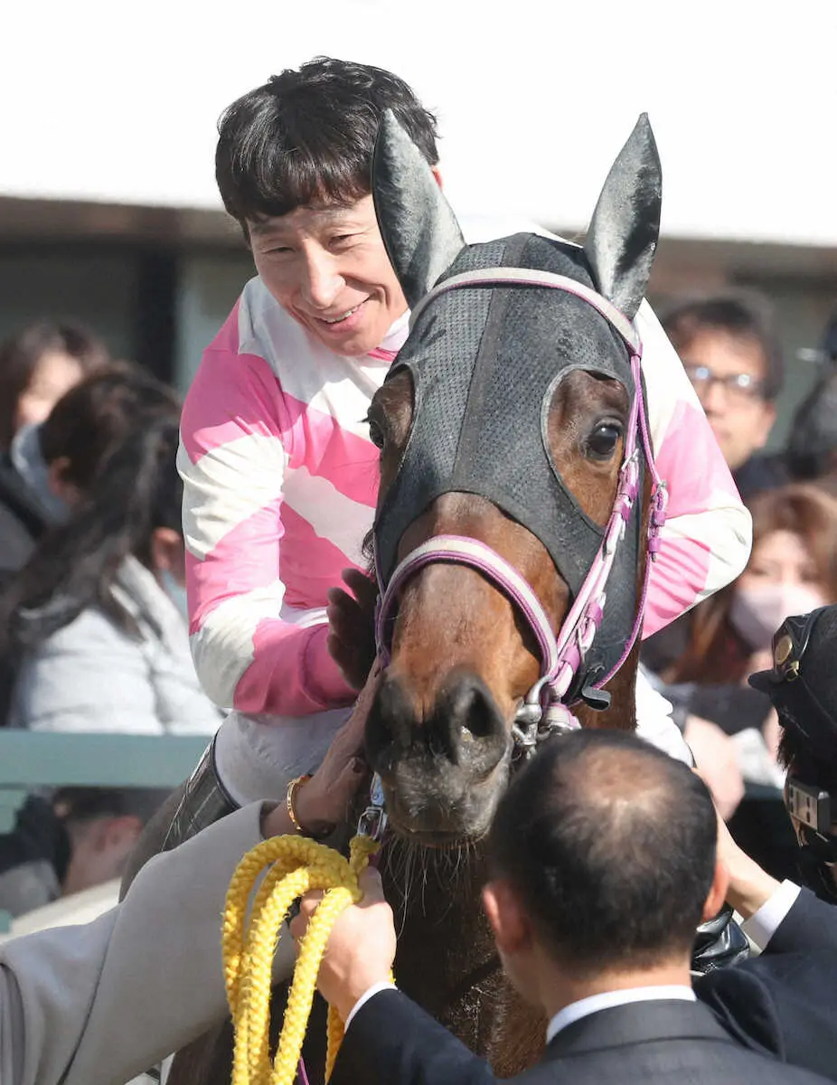 ＜京都2R＞アンダーザバンブーで勝利した横山典弘（撮影・亀井　直樹）