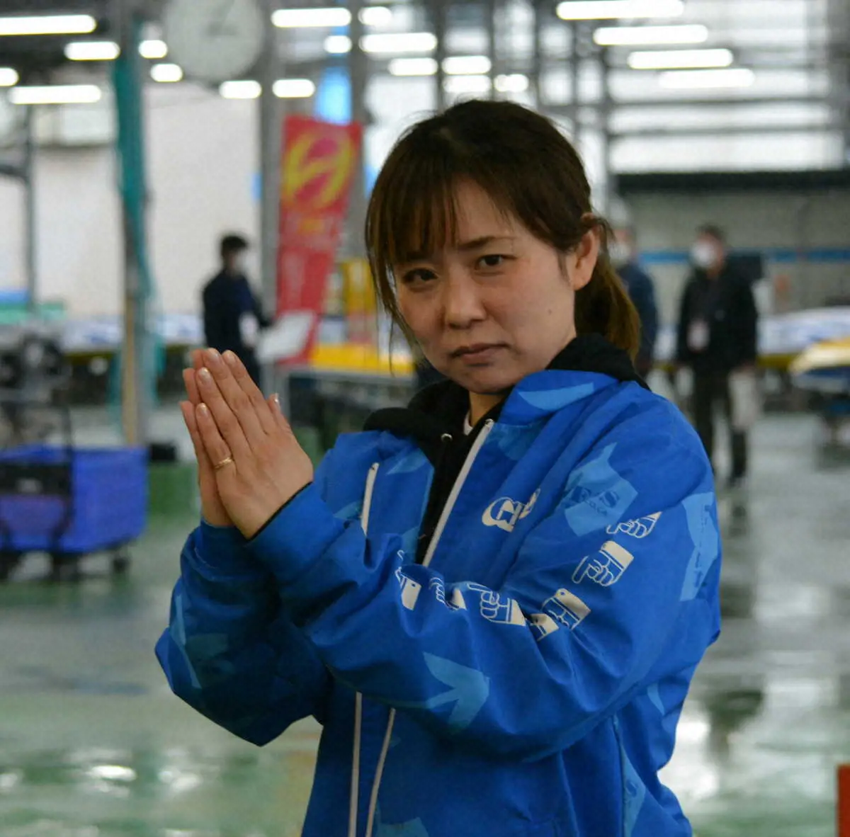 応援するプロレスラー・鷹木信悟の決めポーズをする桜本あゆみ
