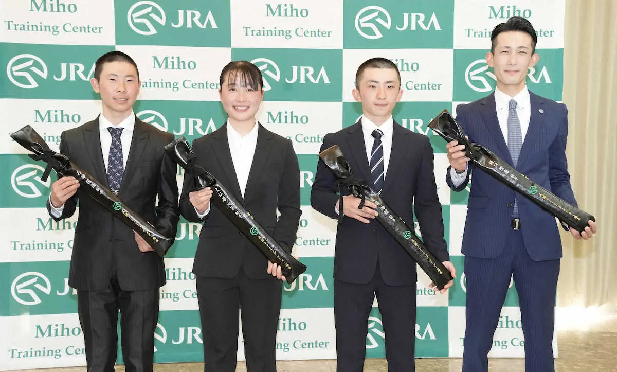 ＜新規騎手鞭贈呈式＞記念写真に納まる（左から）石神、大江原、長浜、坂口（撮影・郡司　修）