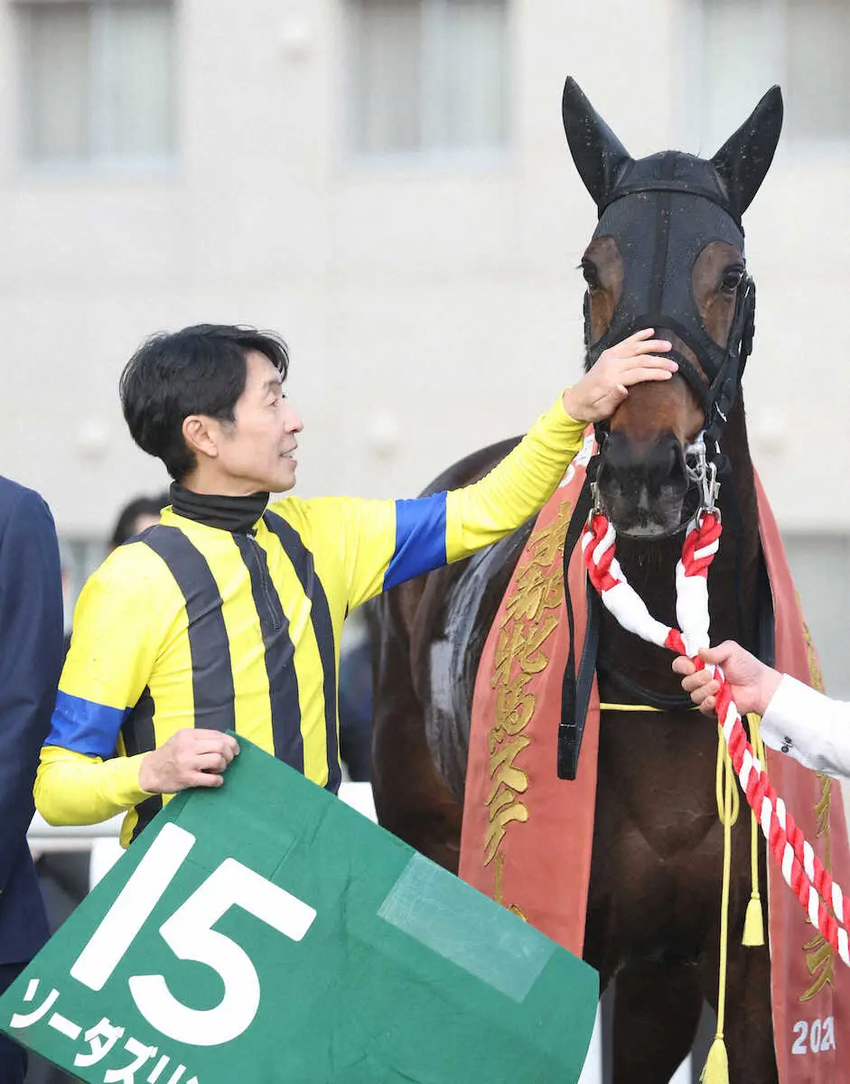 ＜京都牝馬S＞ソーダズリングを労う武豊（撮影・亀井　直樹）　