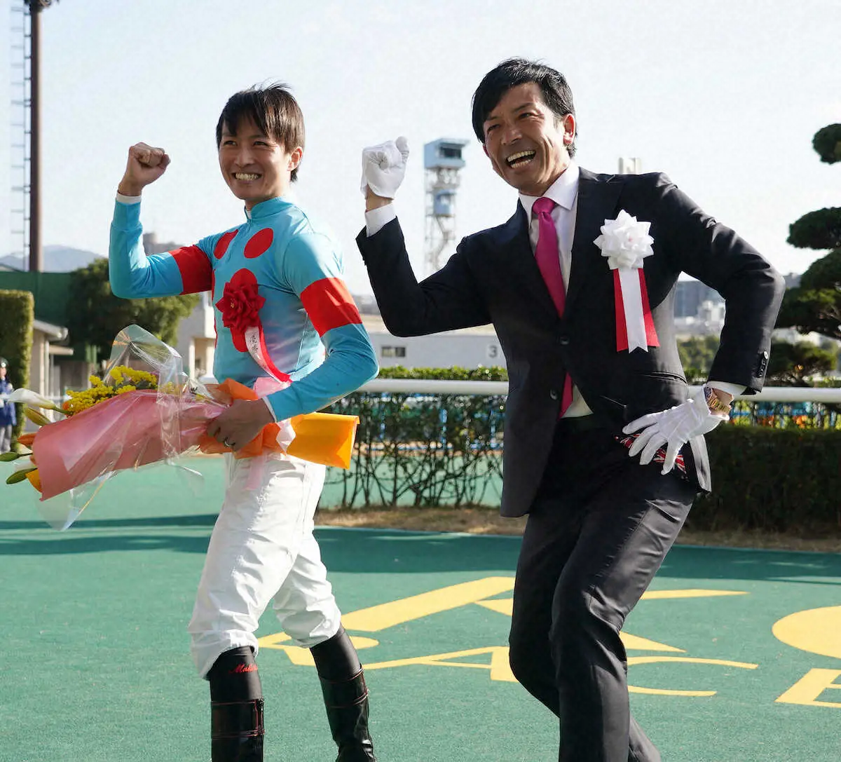 ＜小倉競馬＞11R小倉大賞典を制した杉原（左）とプレゼンターの本紙評論家・松田氏がそろって“熱男ポーズ”（撮影・岡田　丈靖）