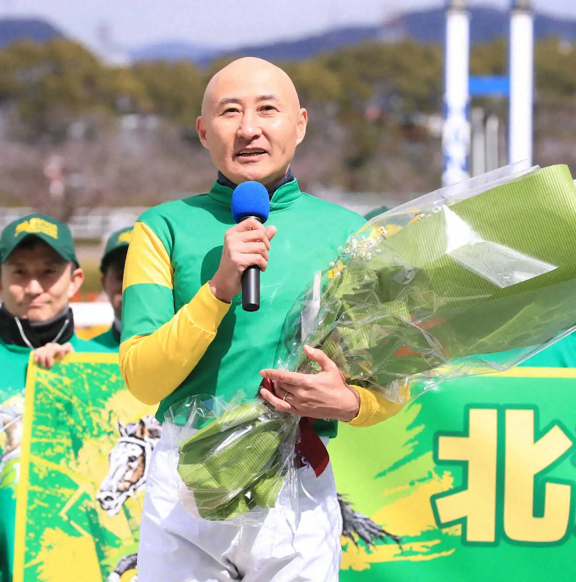 引退式でスピーチをする北沢伸也元騎手