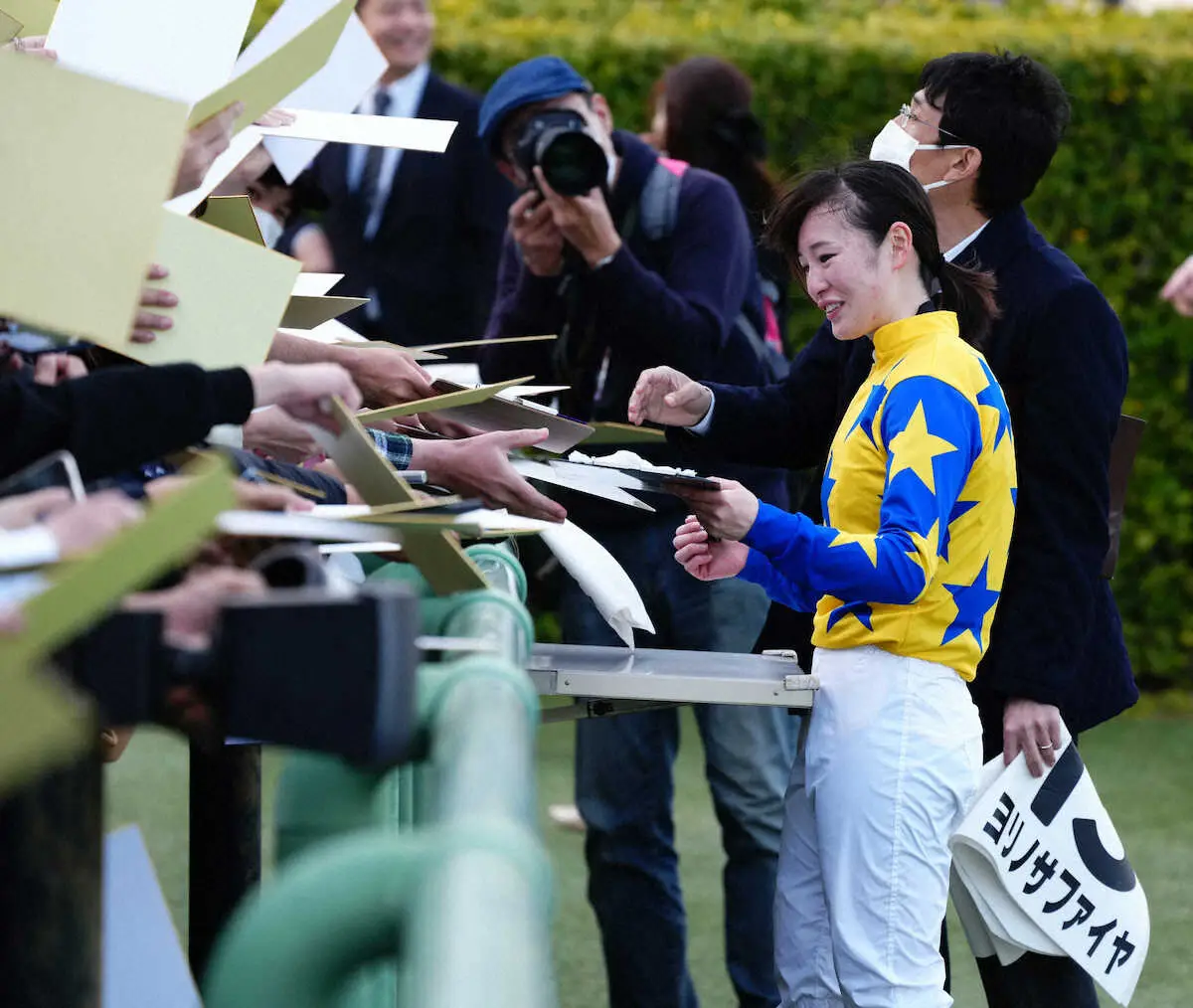 ＜中山12R＞ヨリノサファイヤでレースを制し今年初勝利となった藤田（右）はファンの差し出す色紙にサインする（撮影・郡司　修）