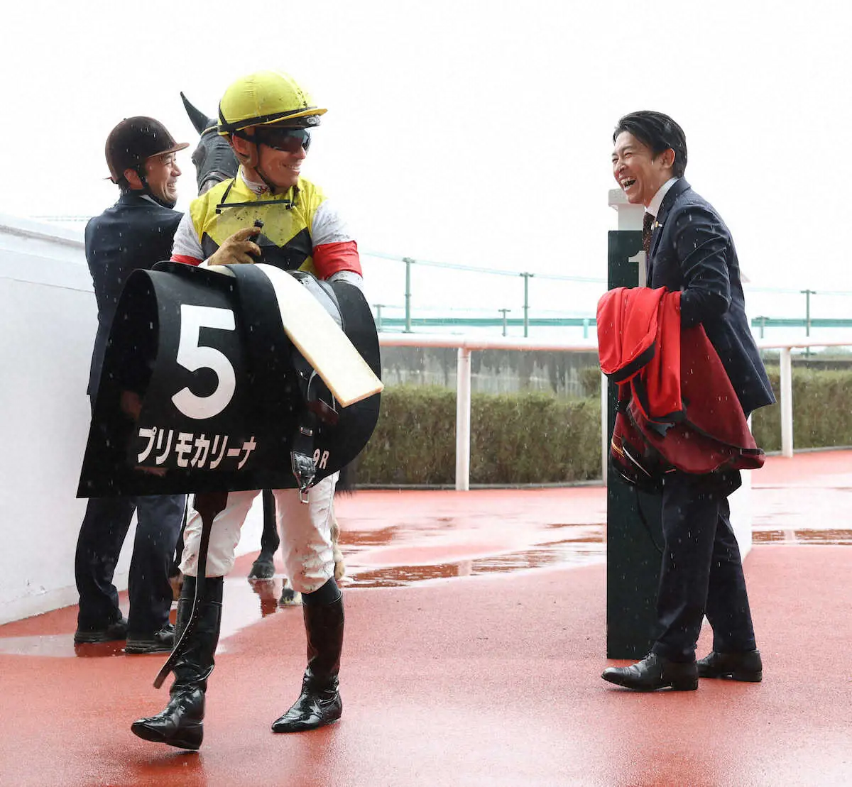 ＜阪神9R・山陽特別＞プリモカリーナで2着に敗れるも鞍上の川田騎手（中央）と笑顔で話す福永祐一師（右）　（撮影・亀井　直樹）　