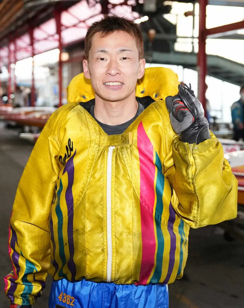 ＜ボートレース戸田　5日目＞11Rを制し、笑顔でガッツポーズする土屋（撮影・木村　揚輔）