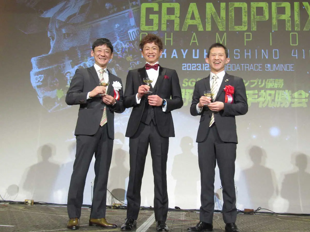 ニッコリ笑顔の石野貴之（左は湯川浩司、右は瓜生正義）