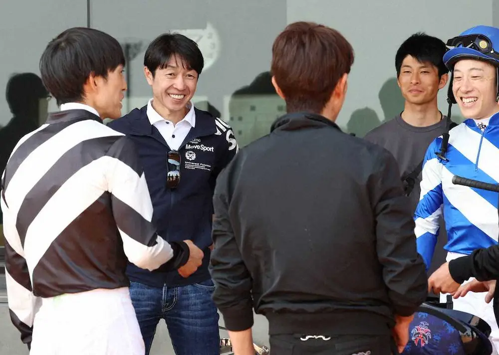 笑顔で言葉をかわす藤岡康太さん（左）と武豊（左から2人目）、康太さんの兄・佑介（右）（23年3月撮影）