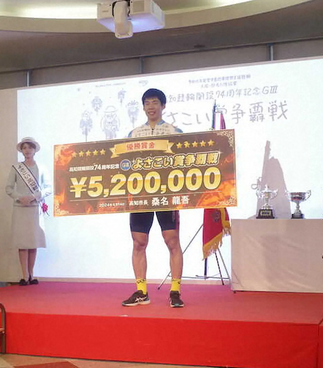 優勝賞金ボードを手に笑顔の阿部将大