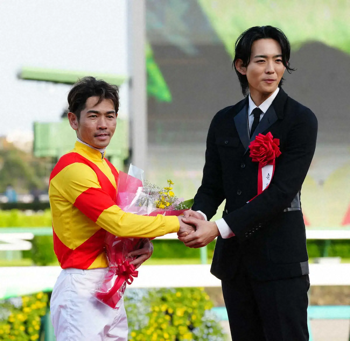 ＜中山11R皐月賞＞ジャスティンミラノでレース戸崎（左）はプレゼンターを務めた竜星涼と握手する（撮影・郡司　修）