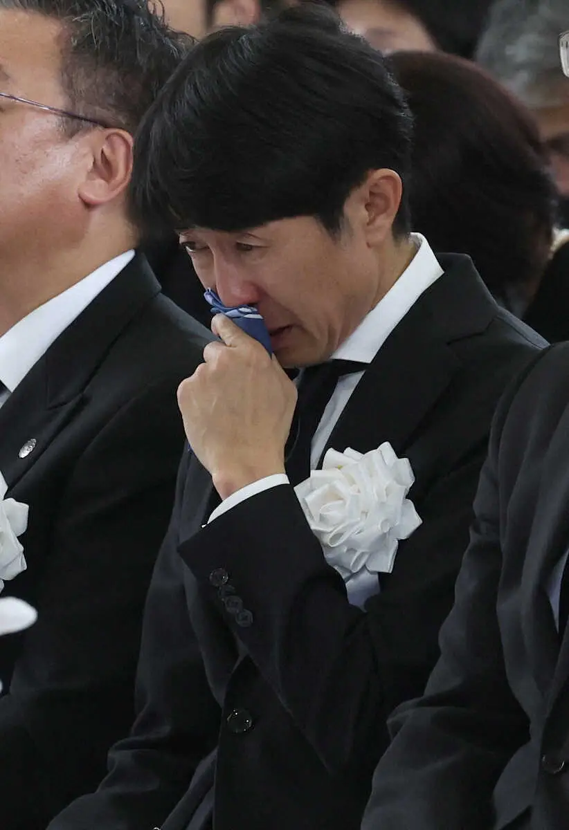 ＜藤岡康太さん・合同葬儀＞　弔辞を読んだ後、着席し涙を拭う武豊騎手　（撮影・亀井　直樹）　