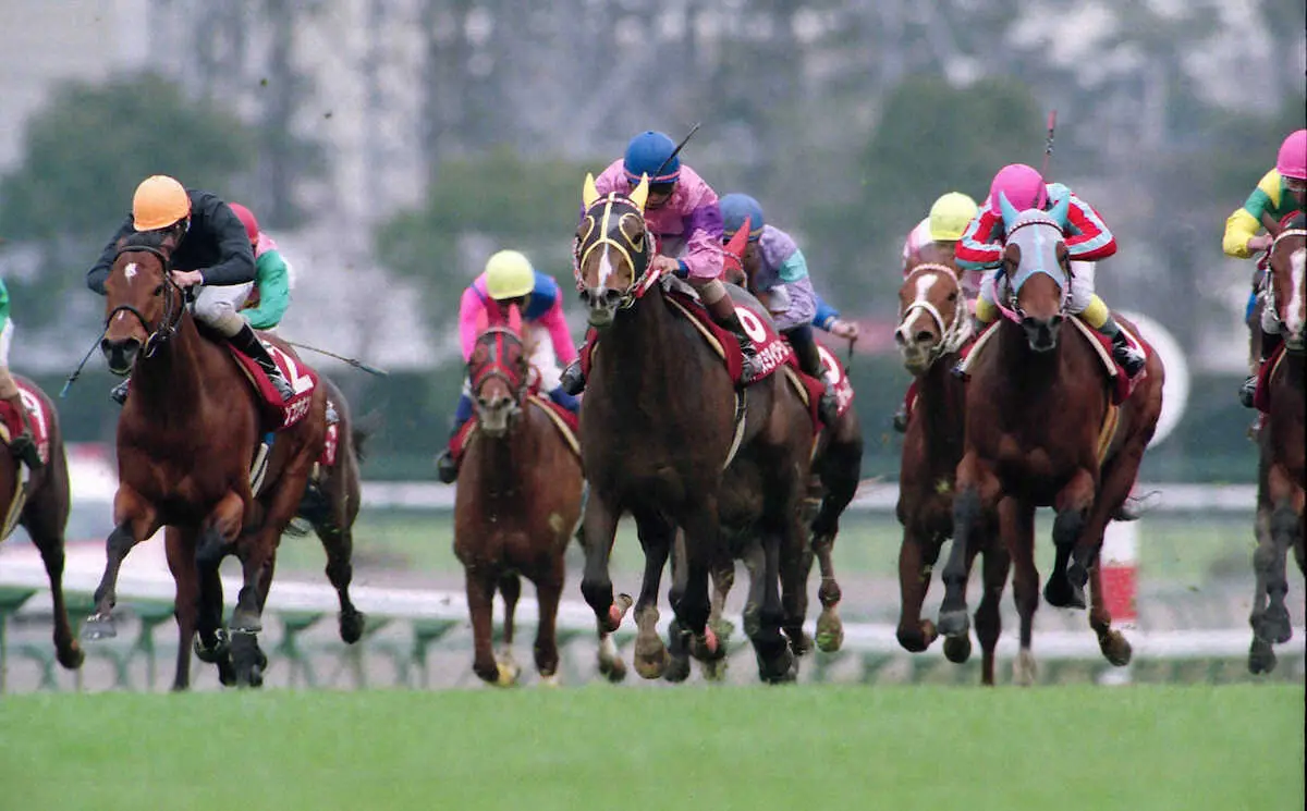 97年のマイラーズCを制した武幸四郎とオースミタイクーン（中央）