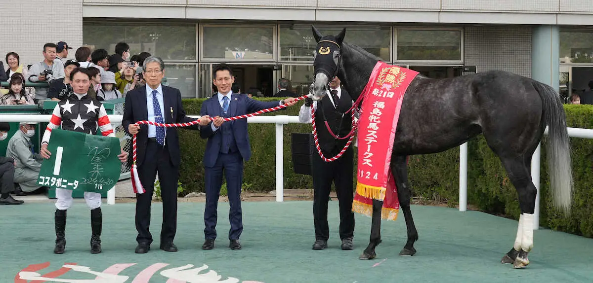 ＜福島11R　福島牝馬S＞レースを制したコスタボニータと騎乗した岩田望（左端）管理する杉山佳師（左から3人目）ら（撮影・郡司　修）