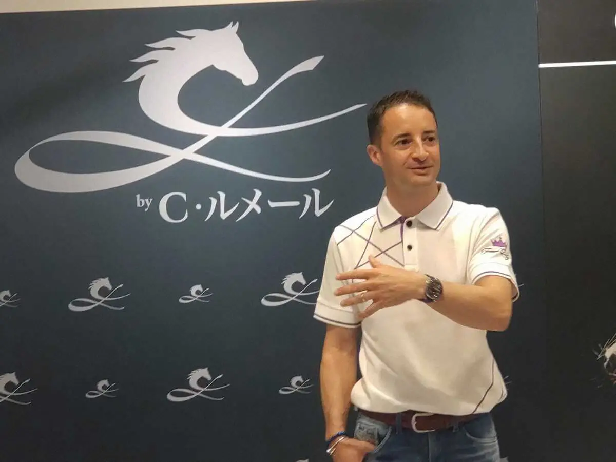 報道陣の質問に答えるルメール