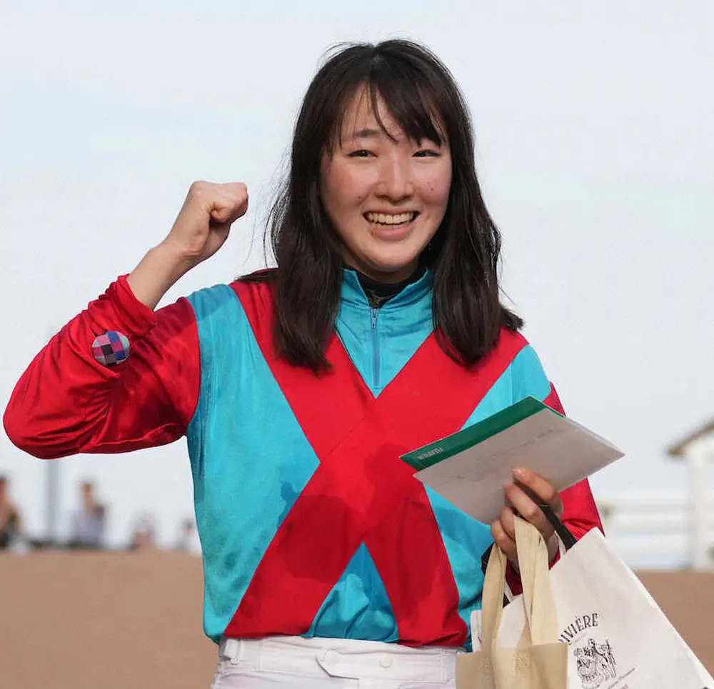 ＜東京12R＞エピックジョイでレースを制し東京競馬場初勝利を挙げ笑顔でガッツポーズする永島（撮影・郡司　修）
