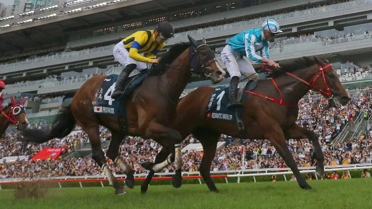 ＜香港8R・クイーンエリザベス2世C＞3連覇を達成したロマンチックウォリアーと2着のプログノーシス（左）（香港ジョッキークラブ提供）