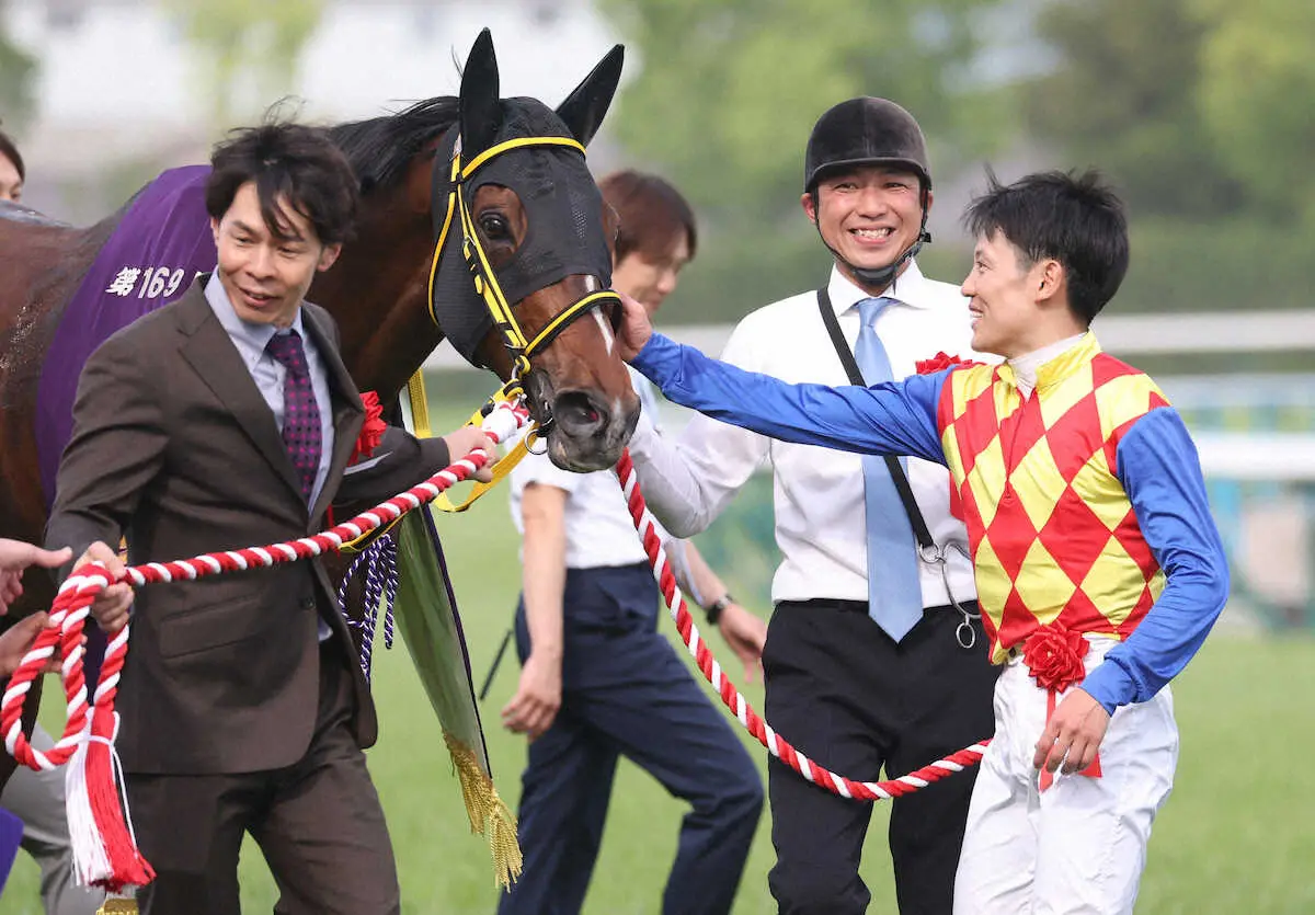 ＜天皇賞・春＞テーオーロイヤルをなでる菱田裕二騎手（右）（撮影・亀井　直樹）　
