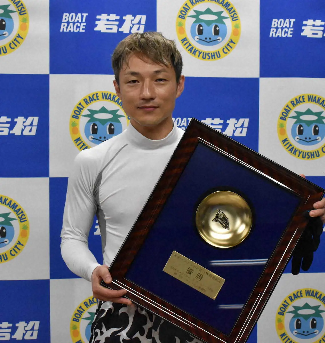 3大特選を初制覇し金杯を手に笑顔の今井