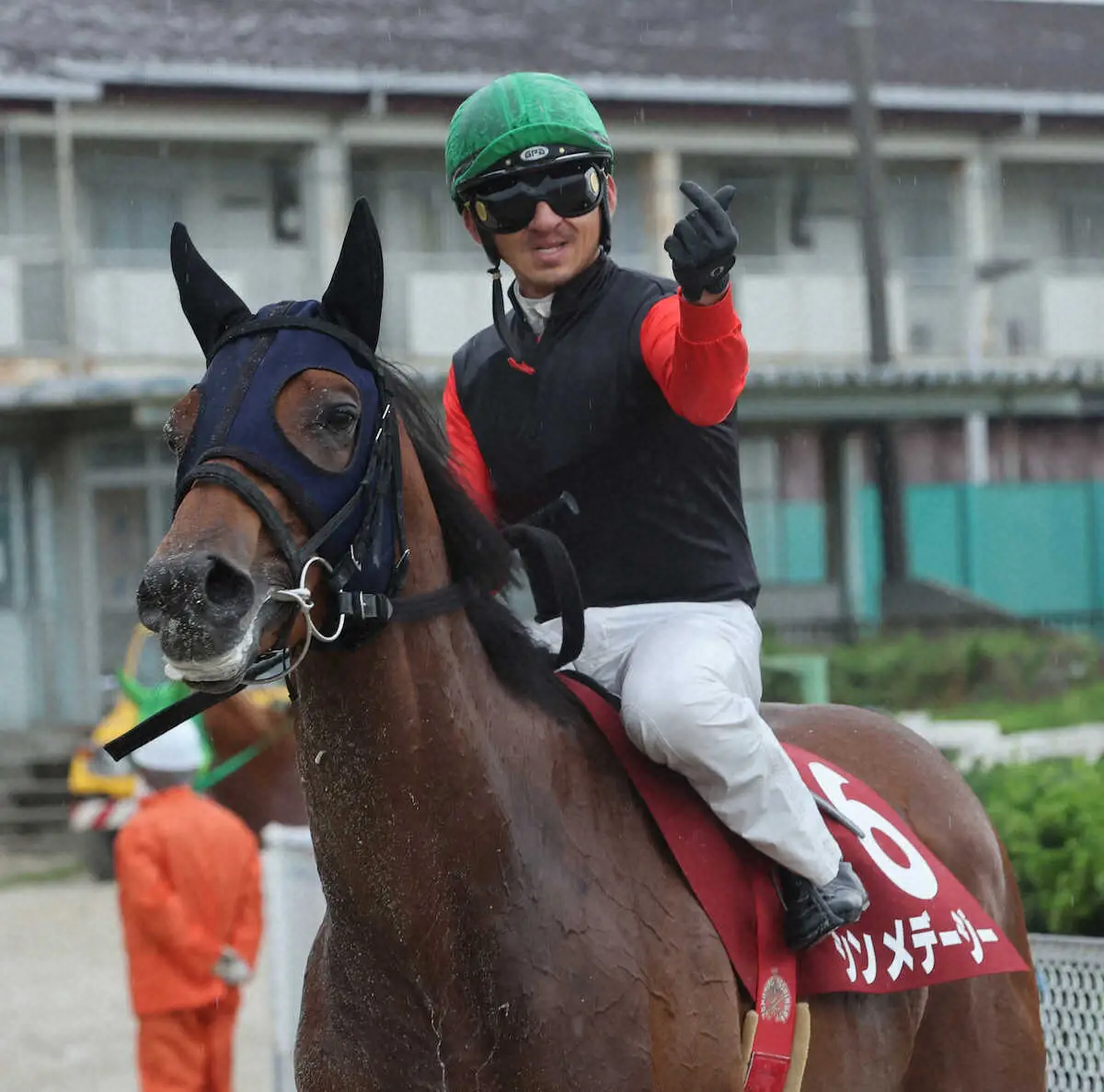 ＜園田11R・西日本クラシック＞シンメデージーの鞍上で指ハートで喜ぶ吉村騎手