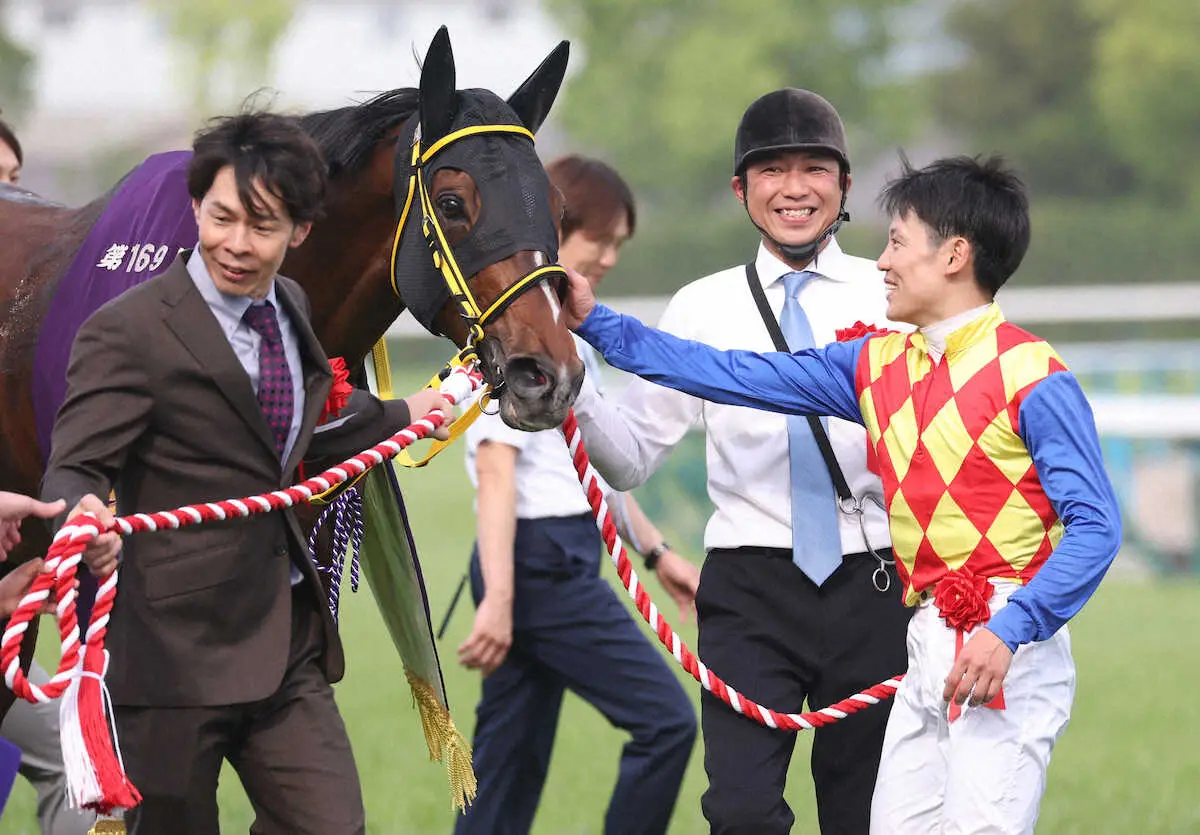 天皇賞・春を制したテーオーロイヤルをなでる菱田