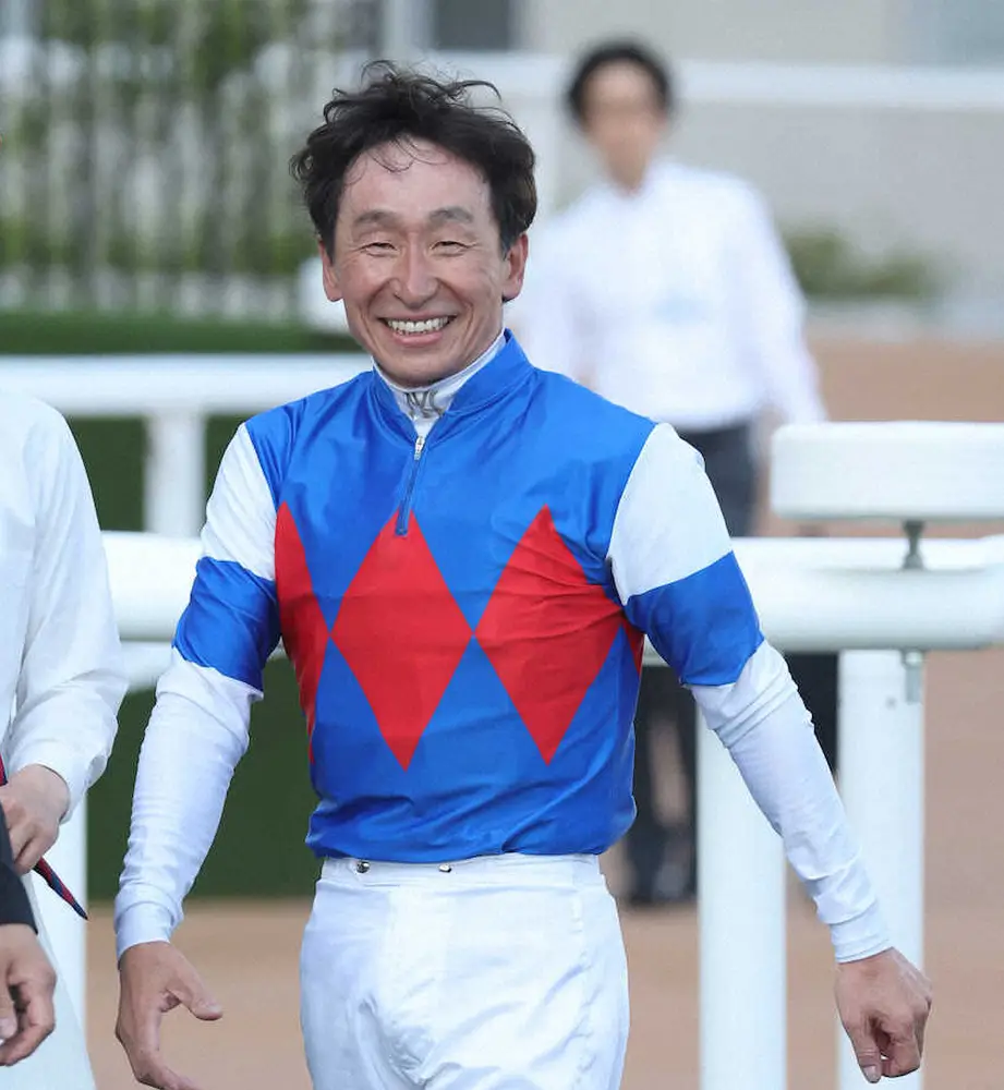 ＜京都12R＞アイルシャインで勝利した横山典弘騎手（撮影・亀井　直樹）　
