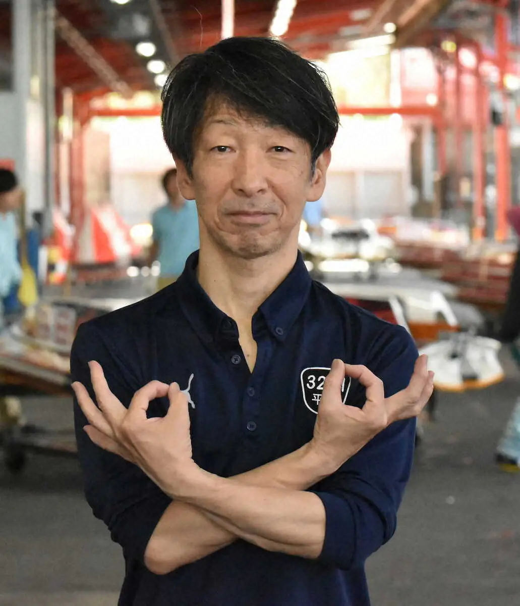 おなじみの埼玉ポーズを披露した平石和男