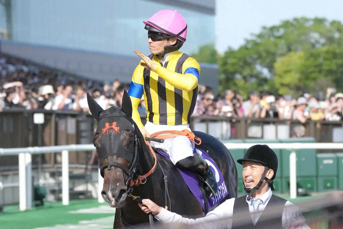 ＜東京11R・NHKマイルC＞ジャンタルマンタルでレースを制した川田は、ファンの声援に応える（撮影・郡司　修）