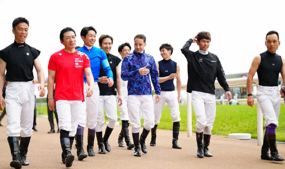＜東京2R＞JRA通算4500勝を達成し、セレモニーを終えて笑顔で引き揚げる武豊（左から3人目）、ルメール（右から4人目）ら（撮影・河野　光希）