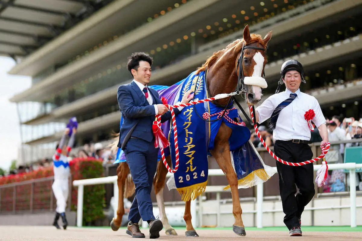 ＜東京11R・ヴィクトリアM＞レースを制したテンハッピーローズ（撮影・河野　光希）
