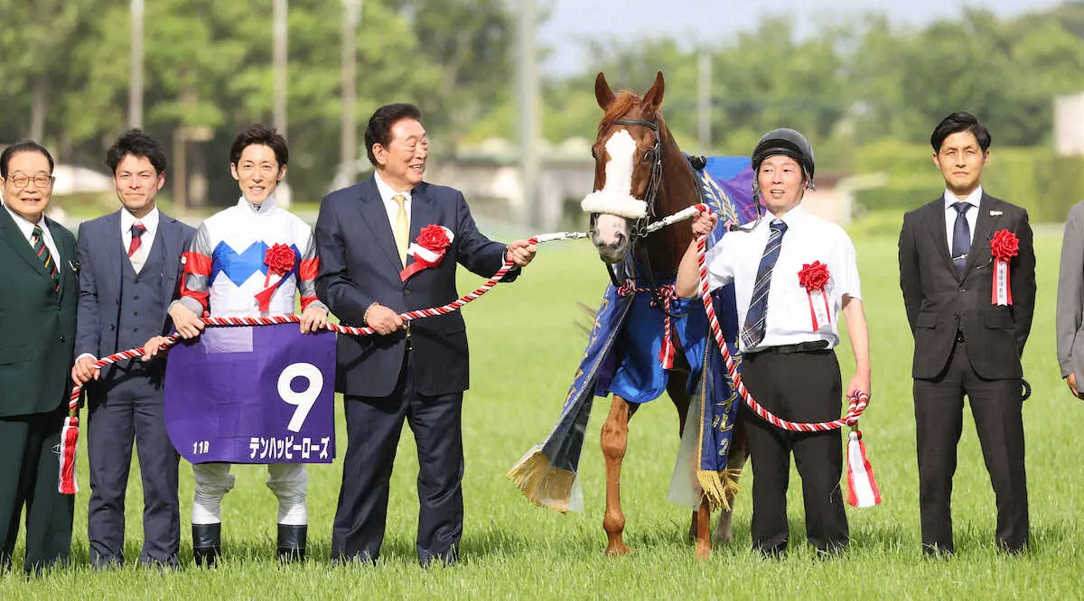 ＜東京11R・ヴィクトリアM＞優勝したテンハッピーローズ陣営。左から3人目は津村、右端は高柳大師（撮影・村上　大輔）