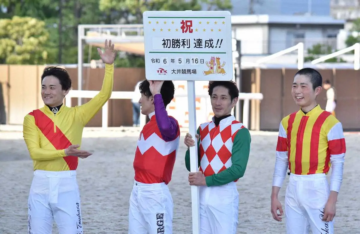 先輩ジョッキーたちに祝福され笑顔を見せる高橋優（右）