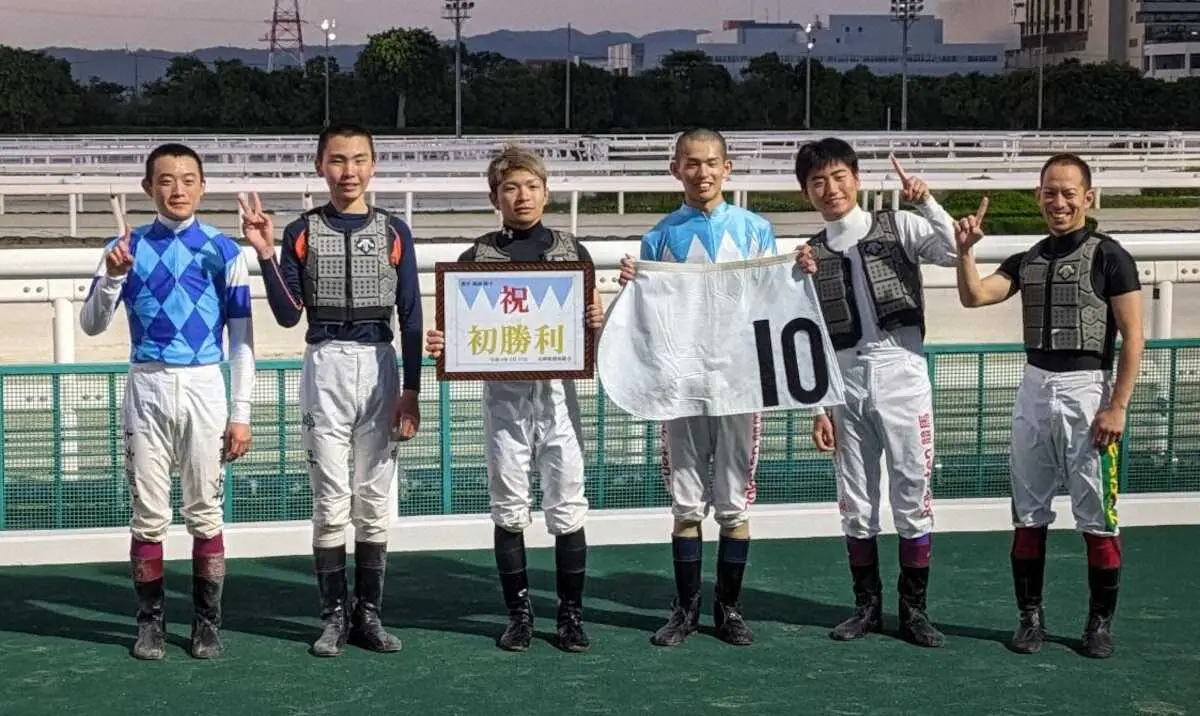 初勝利を挙げて祝福される新庄海誠（右から3人目）
