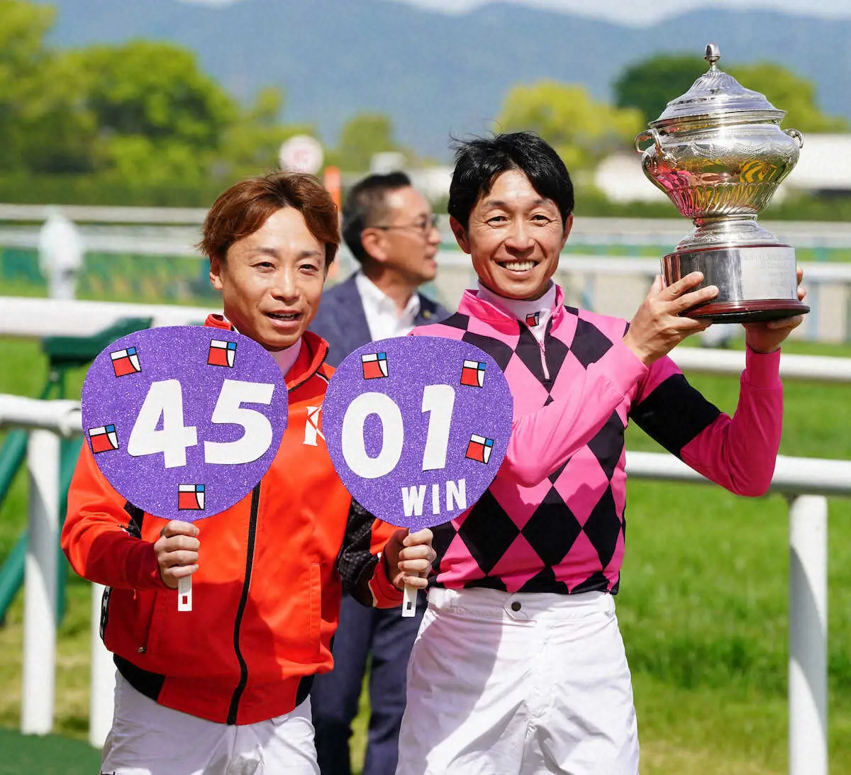 18日のメルボルンTのレース後、池添謙一騎手（左）がサプライズで武豊騎手の4501勝目をお祝いする