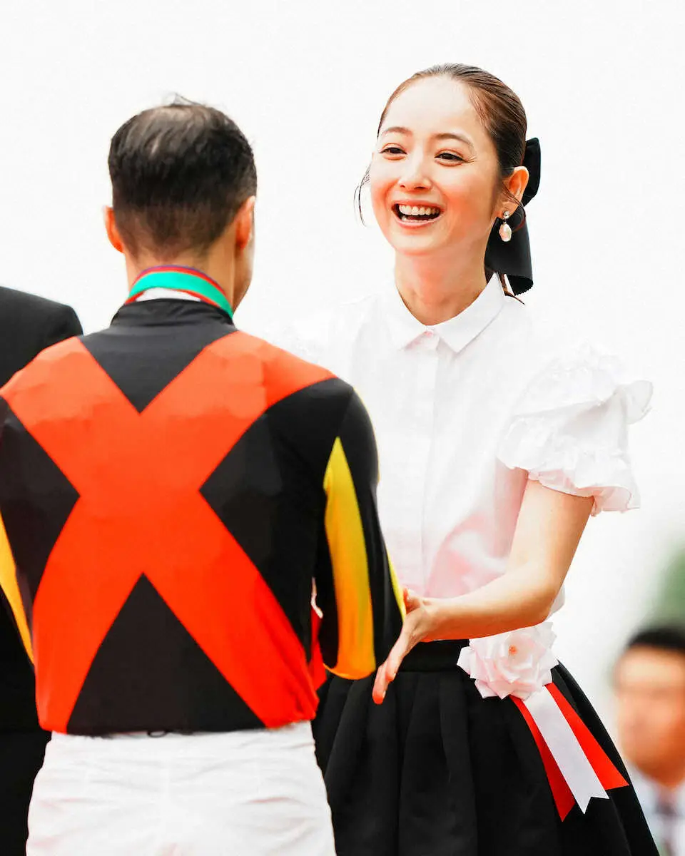 ＜東京11R・オークス＞チェルヴィニアでレースを制したルメールと握手する佐々木希（撮影・河野　光希）