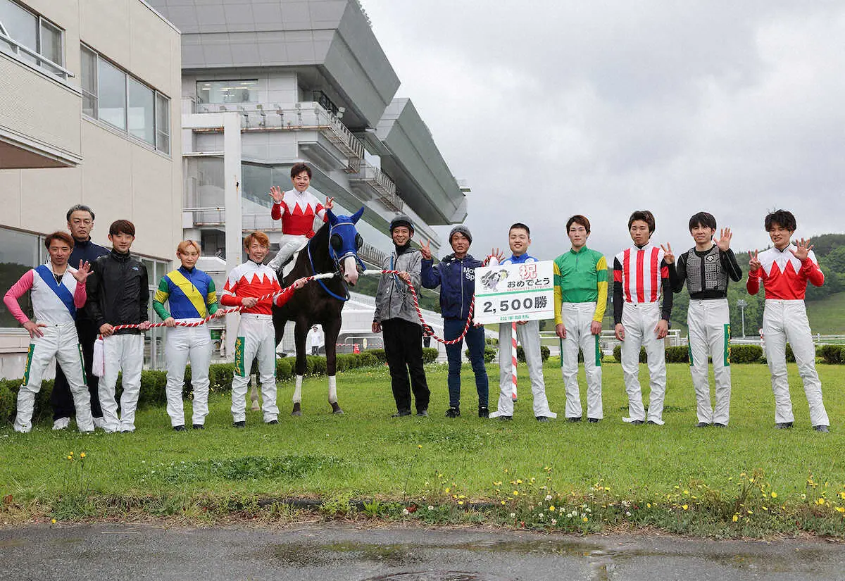 盛岡2Rをドロットニングで制し、地方通算2500勝を達成した山本聡哉は仲間とともに口取り（岩手県競馬組合提供）