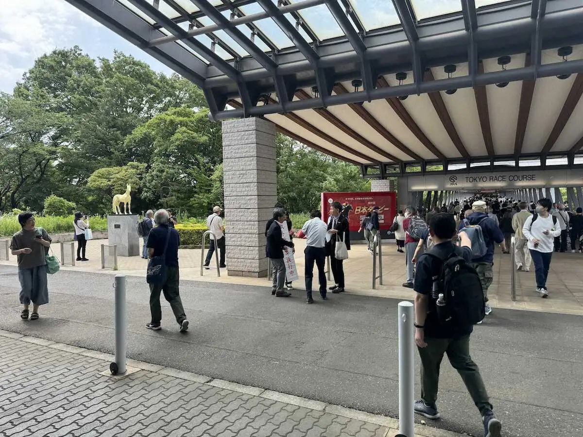 25日午前8時過ぎから9時30分までの間、京王線・府中競馬正門前駅の改札から東京競馬場を結ぶ通路の入り口で美駒労、関東労の関係者4人が街宣活動とビラ配りを行った。