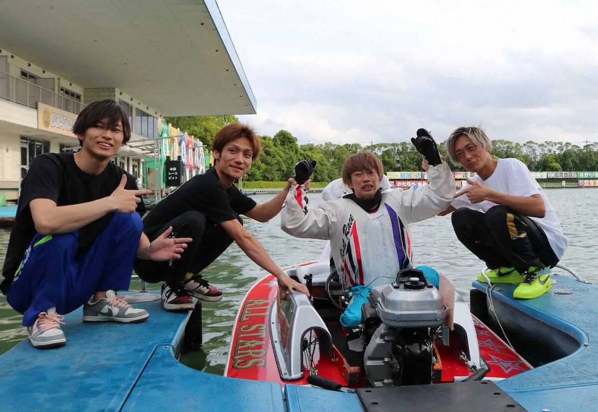 デビュー4年半でSG初制覇した定松（右から2人目）を祝福する（左から）末永、上野、峰