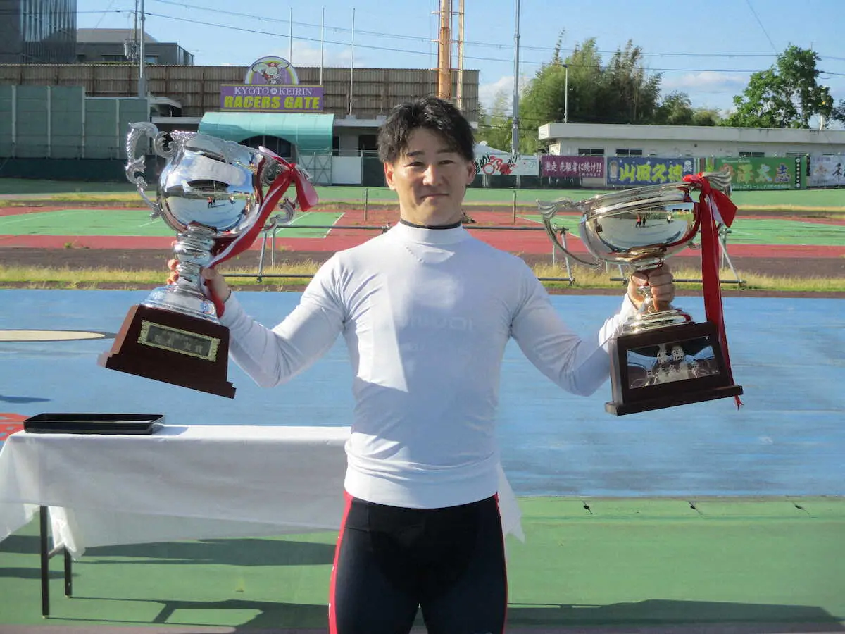 優勝カップを両手に喜びをかみしめる山田久徳