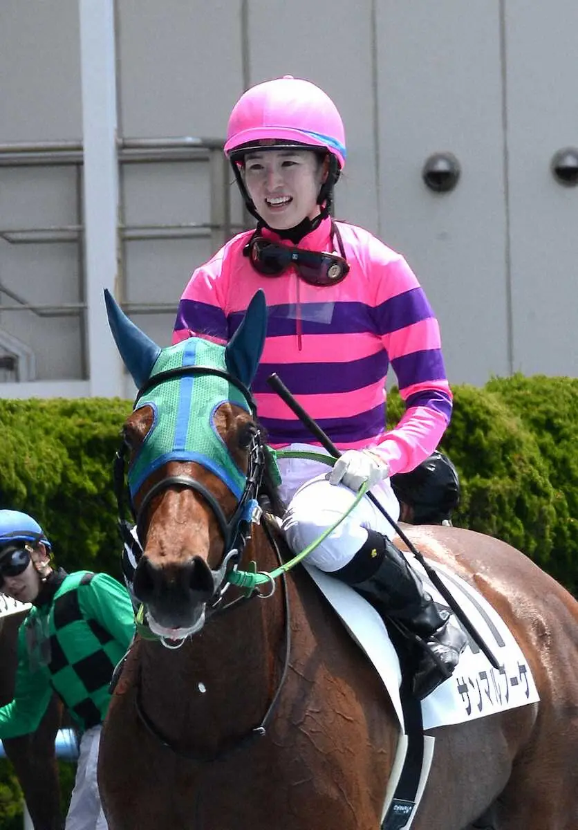 サンマルブーケに騎乗して函館初勝利となった藤田菜七子（撮影・千葉茂）　　　