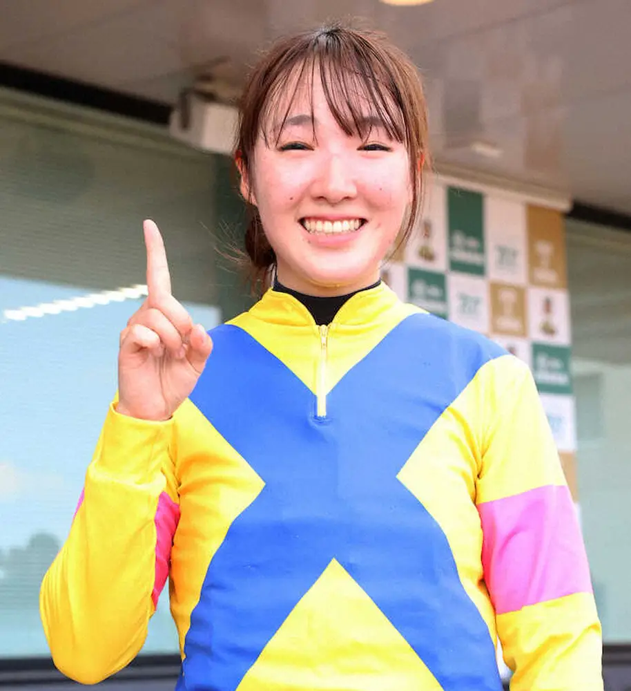 ＜マーメイドS＞重賞初勝利しポーズを決める永島まなみ騎手　（撮影・亀井　直樹）　